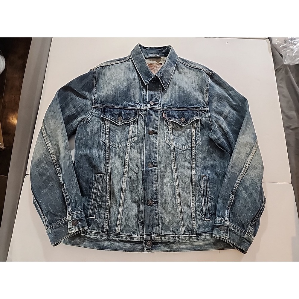 Levi's Men's Denim Trucker Jacket Blue Faded Distressed‎ Wash Button Up Medium